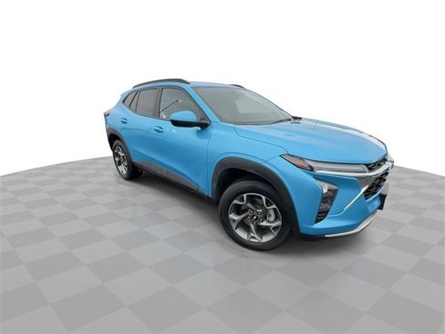 Certified 2025 Chevrolet Trax LT w/ Driver Confidence Package image 2