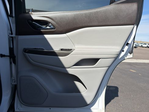 Used 2020 GMC Acadia SLT image 32