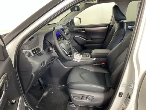 New 2026 Toyota Highlander Platinum image 18