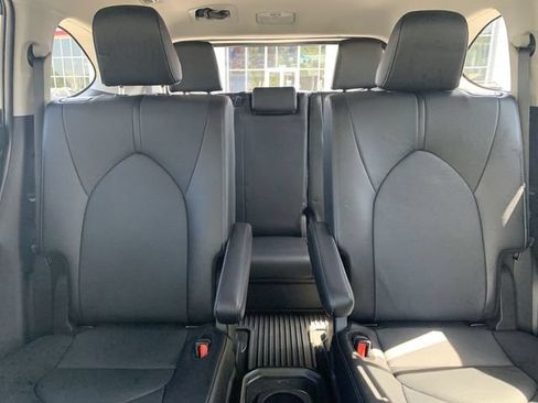 Used 2025 Toyota Highlander Limited AWD/4WD image 32