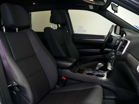 Used 2018 Jeep Grand Cherokee Laredo RWD image 25