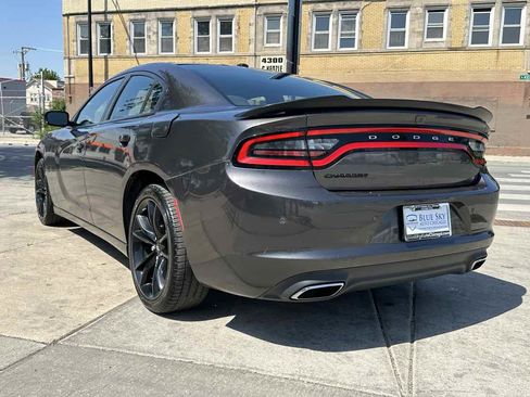Used 2018 Dodge Charger SXT w/ Blacktop Package RWD image 7