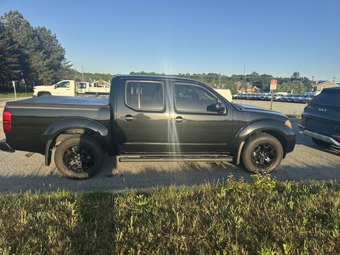 Used 2021 Nissan Frontier SV w/ Midnight Edition Floor Mats image 11