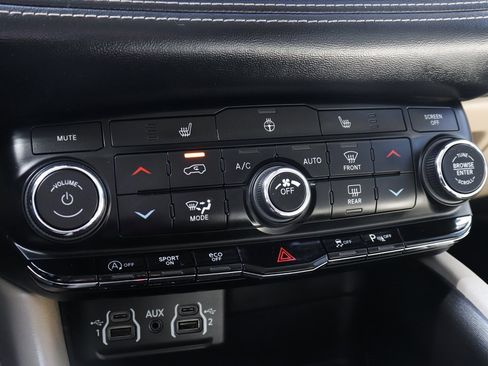 Used 2021 Dodge Durango SXT image 32