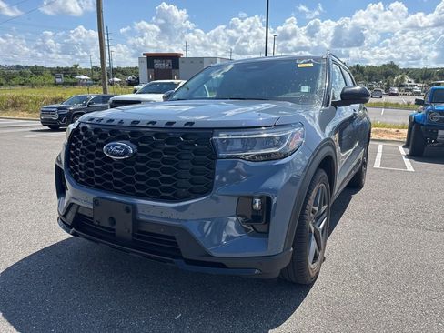 Used 2025 Ford Explorer ST-Line w/ Premium Package AWD/4WD image 4