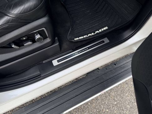 Used 2019 Cadillac Escalade Platinum RWD image 31