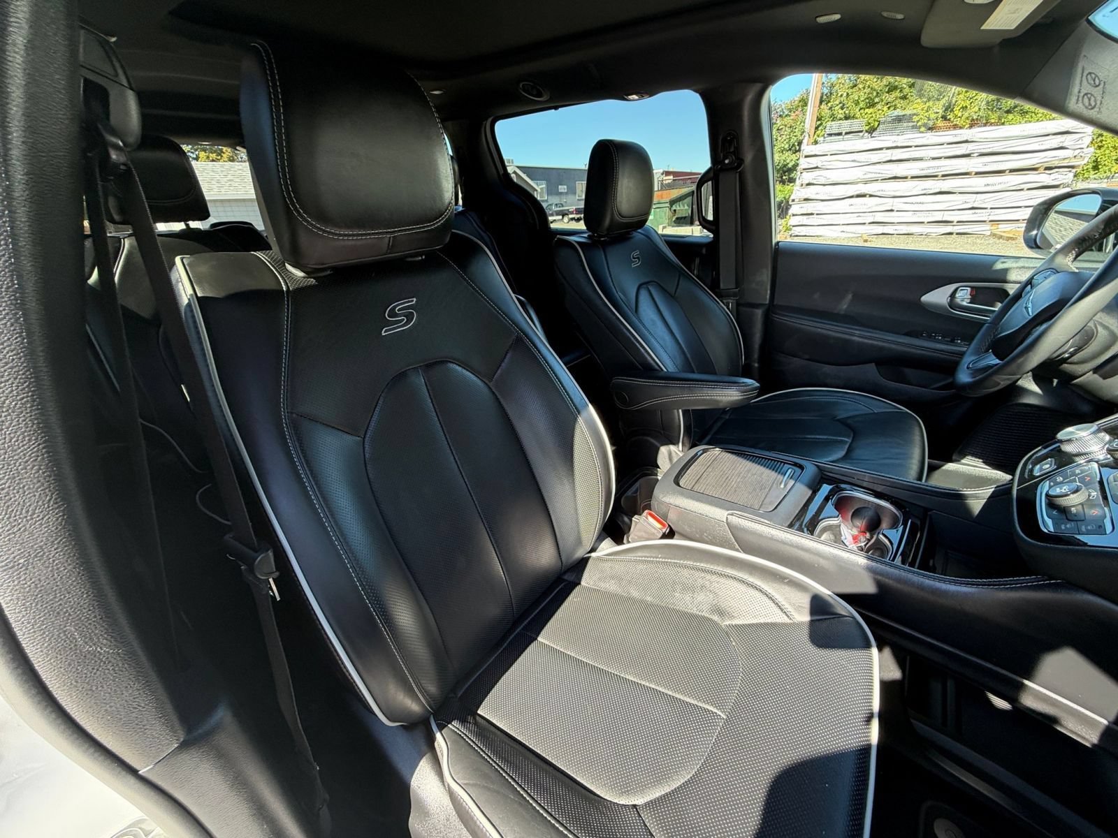 Used 2025 Chrysler Pacifica Limited FWD image 40