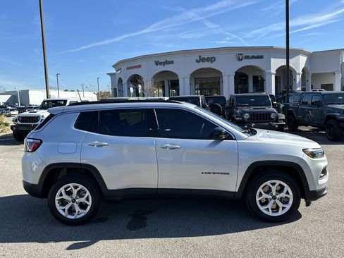 Used 2025 Jeep Compass Latitude image 8