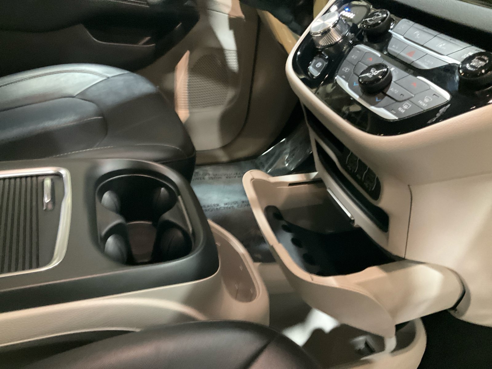 Used 2024 Chrysler Pacifica Touring-L FWD image 19