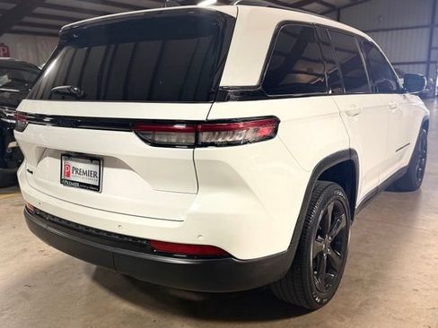 Used 2023 Jeep Grand Cherokee Altitude AWD/4WD image 2