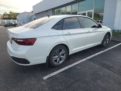 Certified 2024 Volkswagen Jetta SE w/ Panoramic Sunroof Package FWD image 3