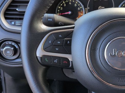 Used 2016 Jeep Renegade Latitude w/ Popular Equipment Group image 19