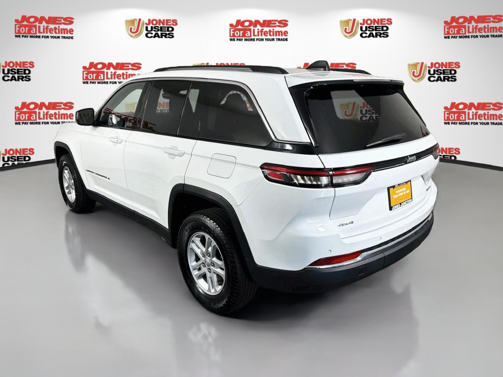 Used 2023 Jeep Grand Cherokee Laredo w/ Luxury Tech Group I AWD/4WD image 2