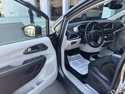 Used 2022 Chrysler Pacifica Touring-L FWD image 13