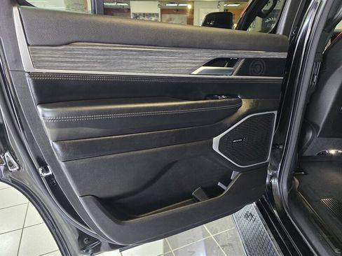 Used 2024 Jeep Wagoneer Series II w/ Flexible Seating Group image 10