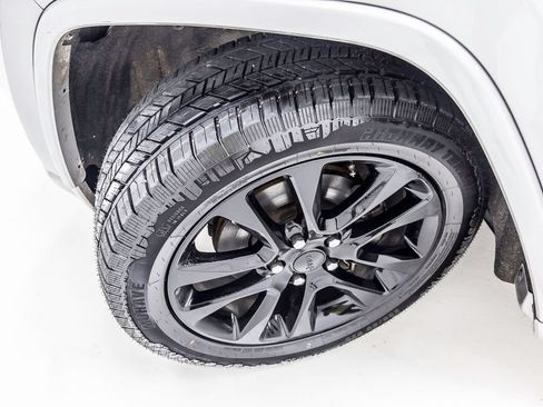Used 2018 Jeep Grand Cherokee Altitude RWD image 14
