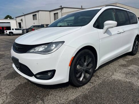 Used 2019 Chrysler Pacifica Touring Plus w/ Advanced Safetytec Group FWD image 7