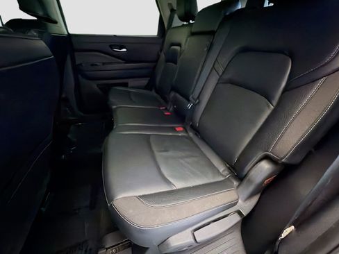 Used 2023 Nissan Pathfinder SL FWD image 13