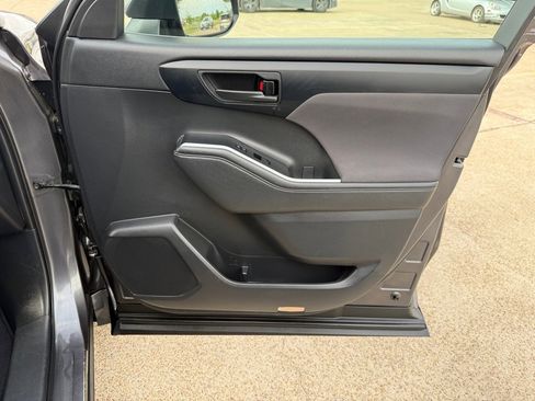 Used 2021 Toyota Highlander LE FWD image 25