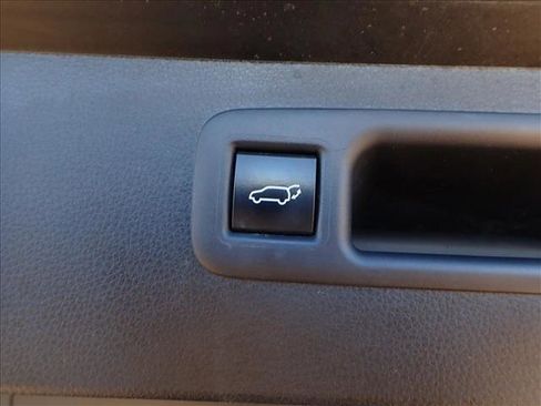 Used 2023 Toyota Highlander XLE image 9