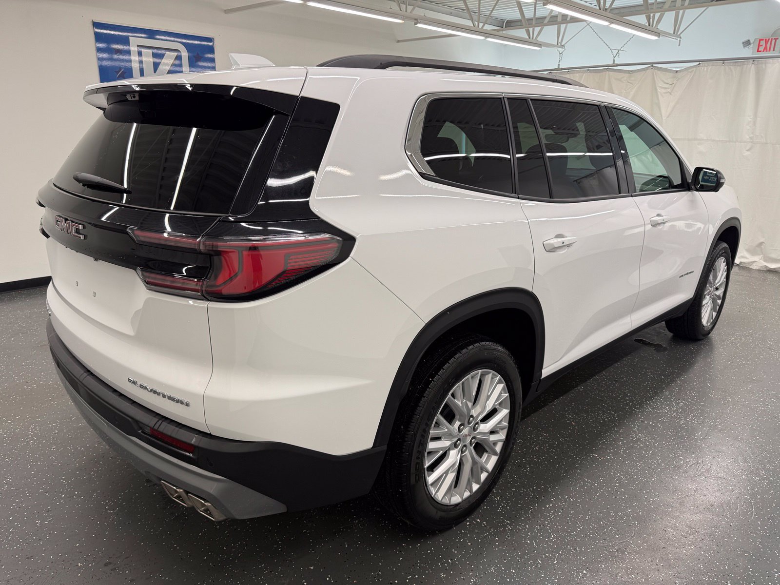 Used 2026 GMC Acadia Elevation w/ Elevation Premium Package FWD image 2