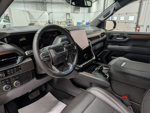 Used 2026 GMC Yukon Denali w/ Sun & Power Step Package AWD/4WD image 14