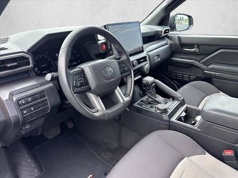 Certified 2025 Toyota Tacoma TRD Off-Road AWD/4WD image 9