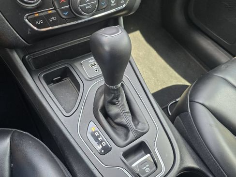 Used 2019 Jeep Cherokee Latitude Plus w/ Comfort/Convenience Group FWD image 26