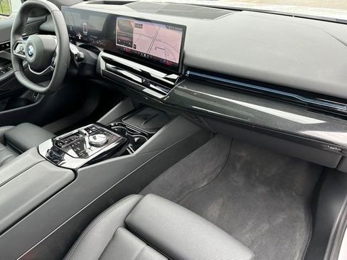Used 2025 BMW 530i xDrive w/ Premium Package AWD/4WD image 9