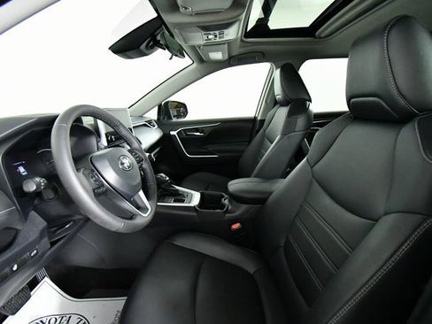 Used 2023 Toyota RAV4 XLE Premium image 5