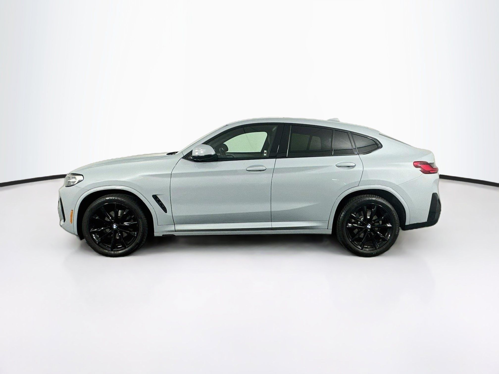 Used 2022 BMW X4 xDrive30i w/ M Sport Package AWD/4WD image 4