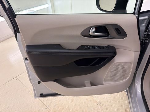 Used 2023 Chrysler Pacifica Touring-L FWD image 13