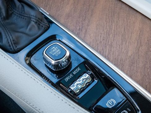 Used 2021 Volvo XC90 T6 Momentum w/ Climate Package image 21