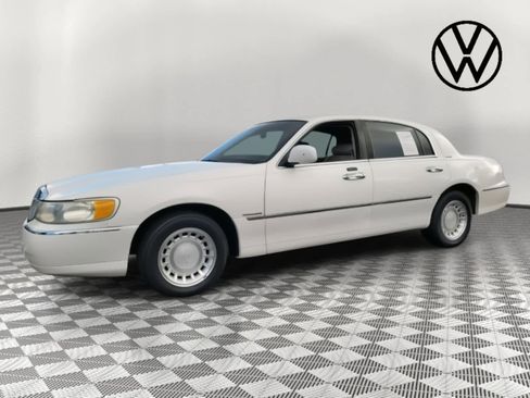 Used 2001 Lincoln Town Car Executive image 2