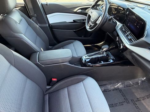 Used 2025 Chevrolet Trax LT w/ LT Convenience Package image 14