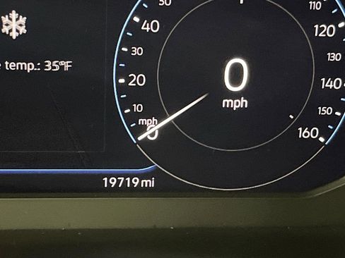 Used 2022 Volkswagen Taos SEL image 6