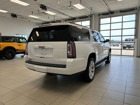 Used 2017 GMC Yukon XL SLT w/ Open Road Package AWD/4WD image 5