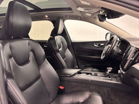 Used 2019 Volvo XC60 T5 Momentum w/ Premium Package image 18