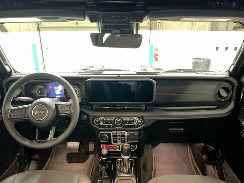 Used 2025 Jeep Wrangler Unlimited Rubicon w/ Convenience Group AWD/4WD image 10