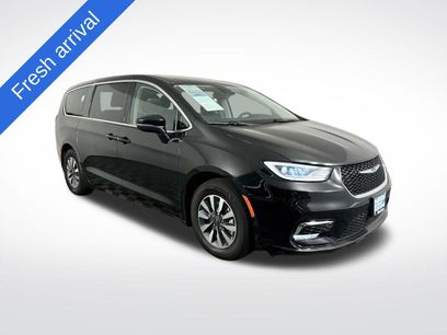 Used 2023 Chrysler Pacifica Touring-L