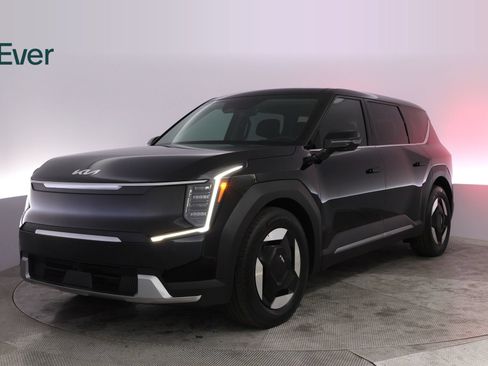 Used 2026 Kia EV9 Light RWD image 2