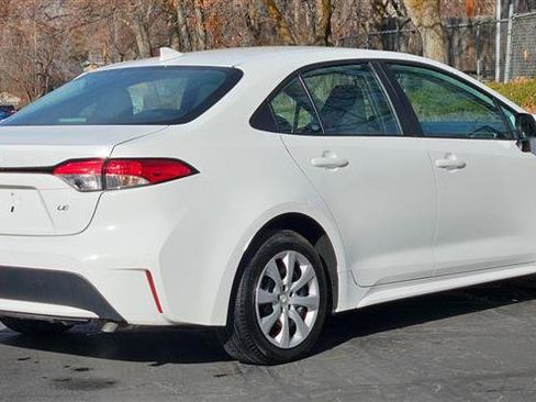 Used 2022 Toyota Corolla LE image 5