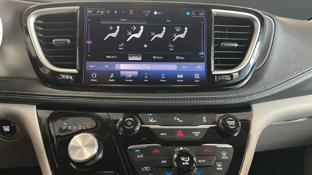 Used 2024 Chrysler Pacifica Limited FWD image 18