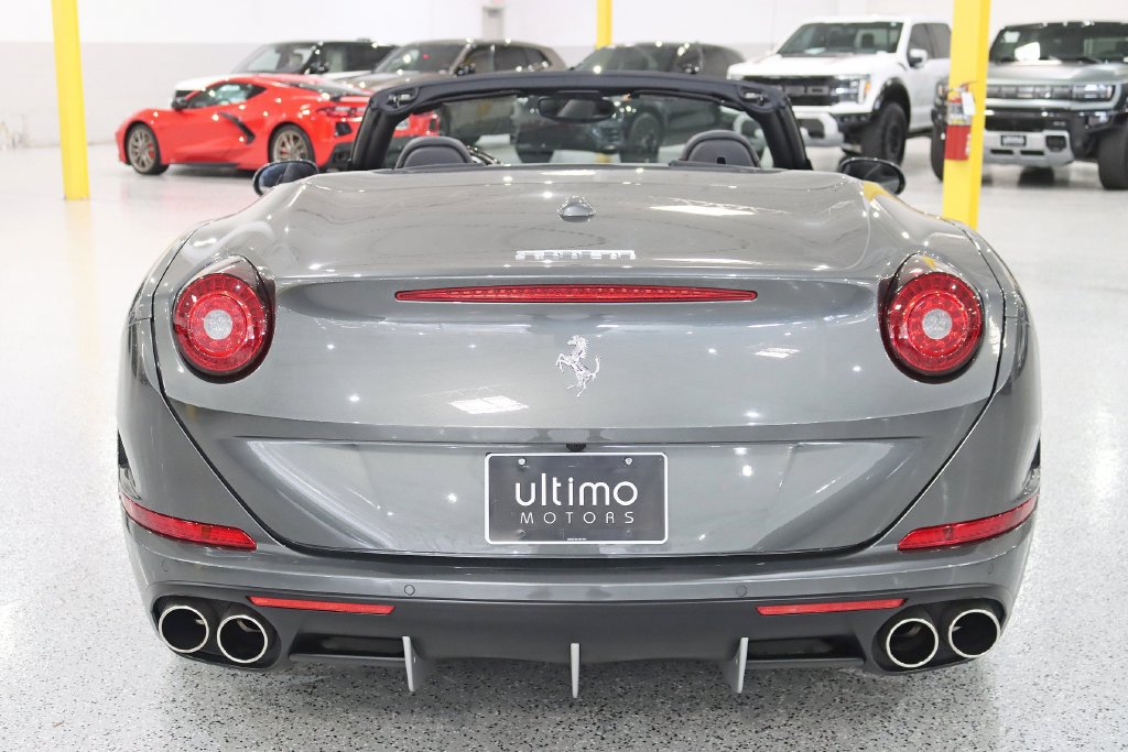 Used 2016 Ferrari California T RWD image 16