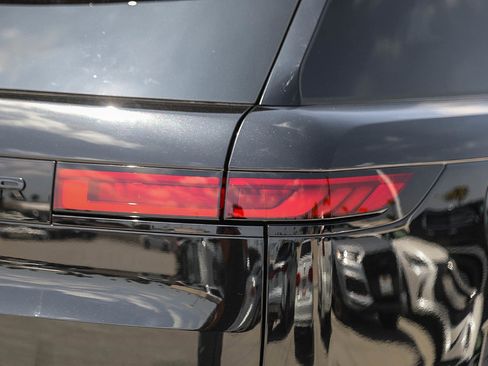 Used 2025 Land Rover Range Rover Sport SE AWD/4WD image 9