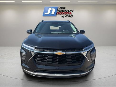 Used 2025 Chevrolet Trax LT FWD image 2