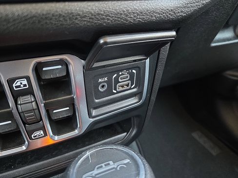 Used 2025 Jeep Gladiator Sport AWD/4WD image 21