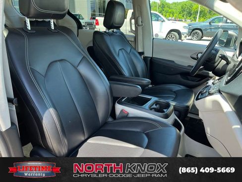 Used 2023 Chrysler Pacifica Touring-L FWD image 11