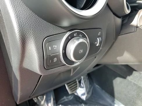 Used 2022 Alfa Romeo Stelvio Veloce image 11