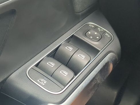 Used 2024 Mercedes-Benz EQB 300 4MATIC image 11